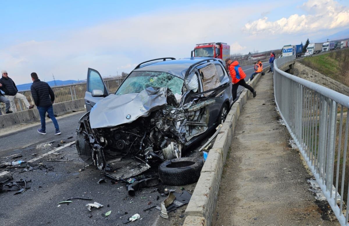 UPDATE FOTO Accident pe centura Avrigului - Coliziune între o mașină și un camion