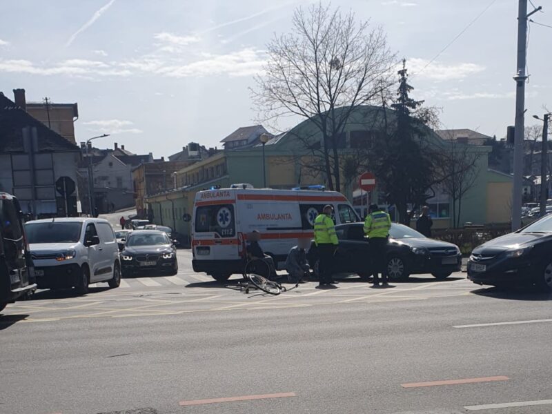 biciclistă lovită de o mașină pe coposu - a fost dusă la spital