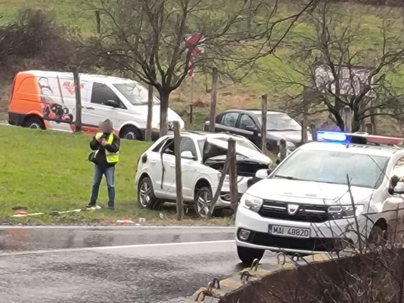 beat și fără permis s-a răsturnat cu mașina la ieșire din mediaș spre blăjel - un copil și un bărbat, duși la spital