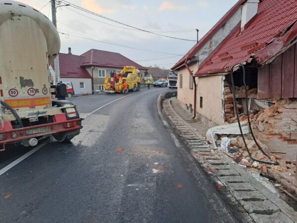 foto: accident pe dn1 la scoreiu - un tir a rămas blocat pe șosea