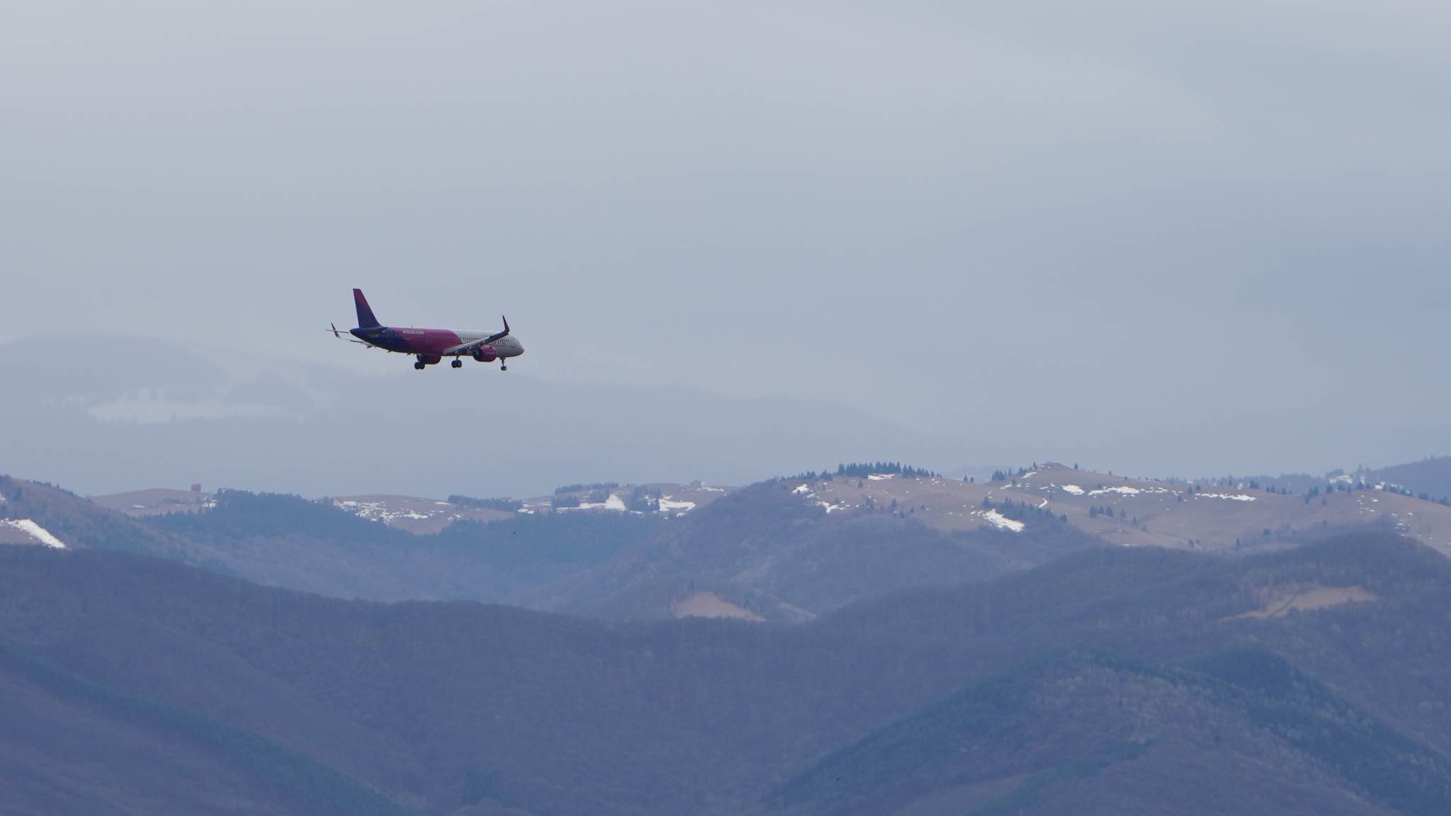 Un avion survolează cerul Sibiului - Nu vă speriați, se antrenează piloții