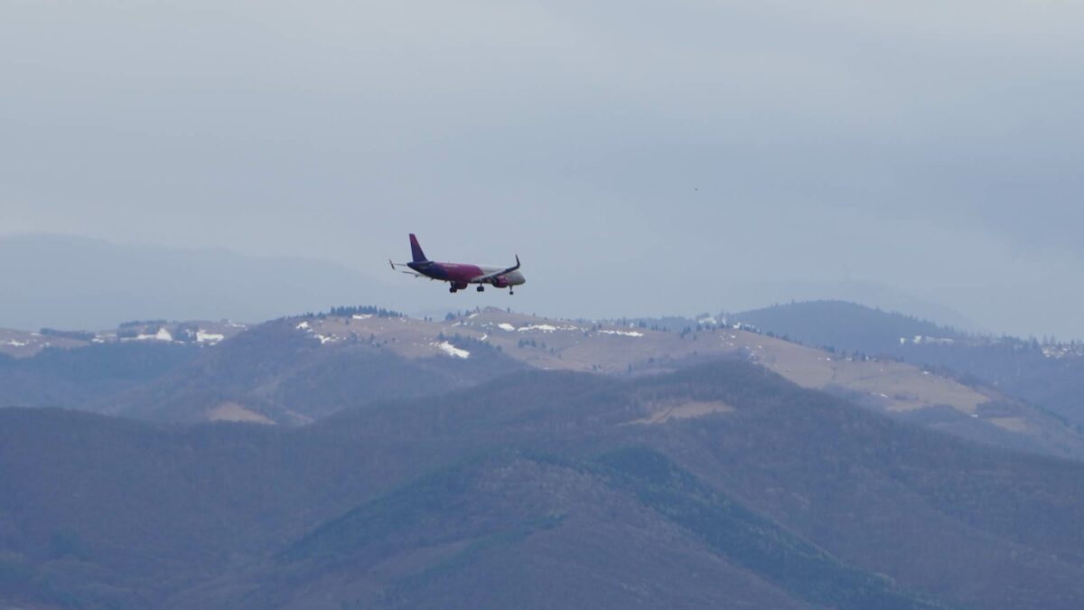 un avion dă ture pe cerul sibiului - piloții de la wizz air se antrenează