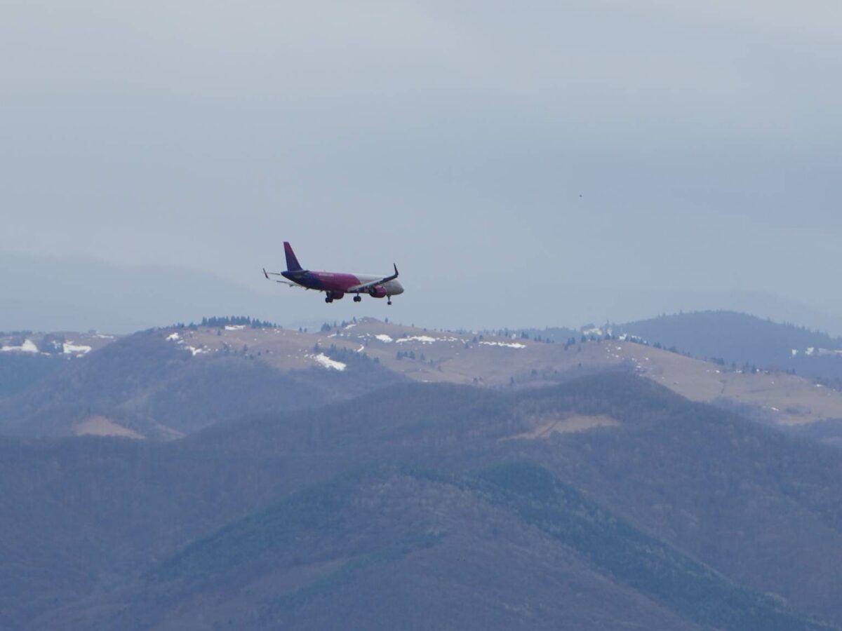 un avion dă ture pe cerul sibiului - piloții de la wizz air se antrenează