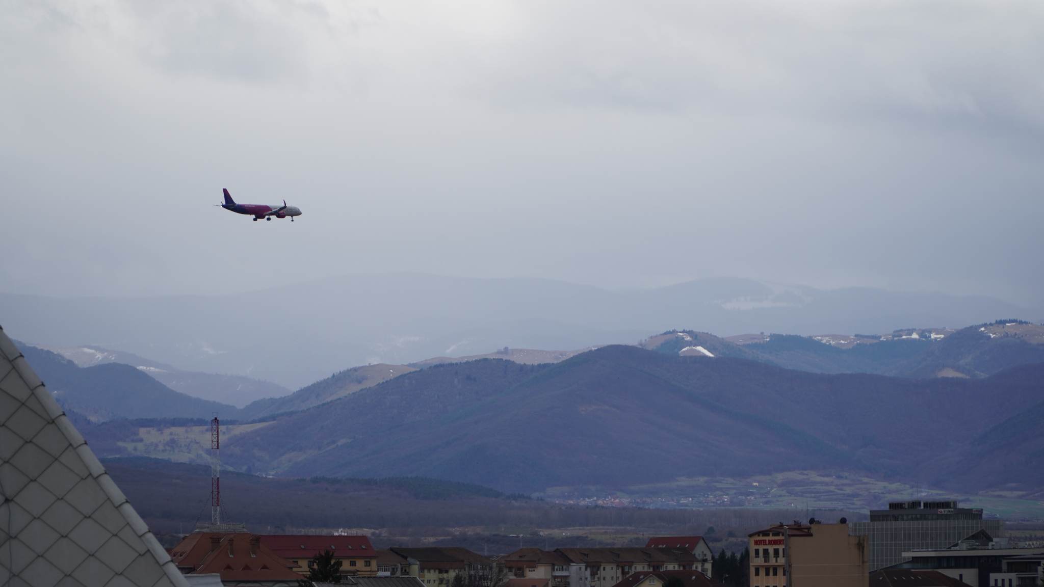 Un avion survolează cerul Sibiului - Nu vă speriați, se antrenează piloții