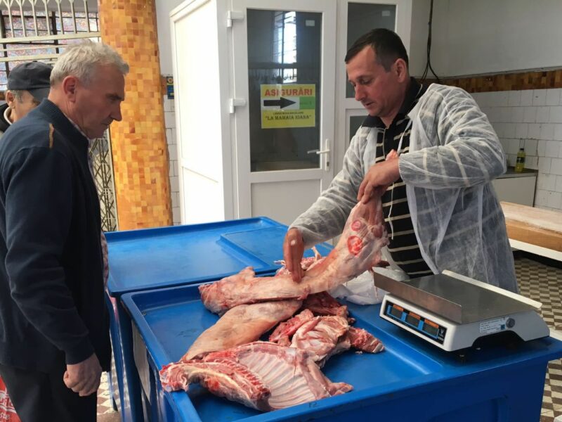 românii consumă foarte puțină carne de miel - prețurile au început să scadă în apropierea paștelui