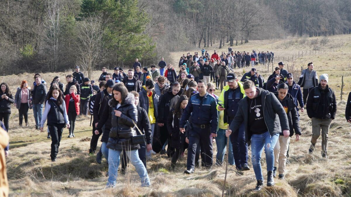 foto: mobilizare impresionantă pentru găsirea tinerei dispărute în pădurea dumbrava - patru ore de căutări, dar fără succes - angelika e de negăsit