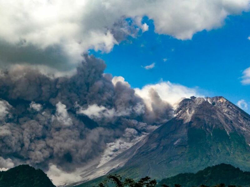 foto a erupt vulcanul merapi din indonezia - imagini spectaculoase cu momentul