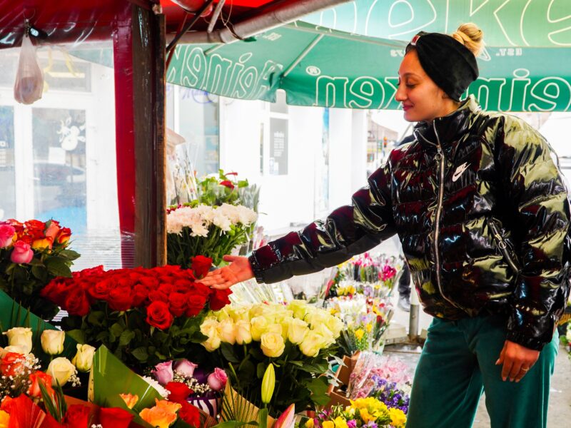 Prețuri piperate la flori de 8 Martie - Trandafirii mai scumpi pe Bălcescu decât în Piața Cibin