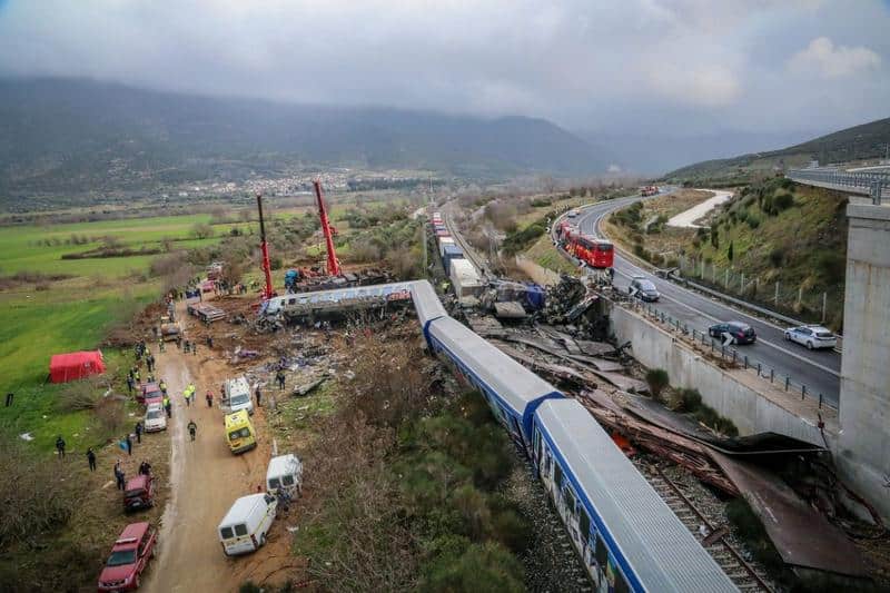 video momentul în care cele două trenuri s-au ciocnit în grecia - circulau cu peste 160 de kilometri pe oră - zeci de oameni au murit