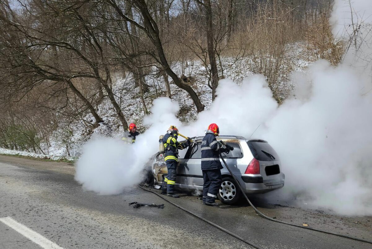 foto: o mașină a luat foc în mers în zona podul olt - pompierii au stins incendiul