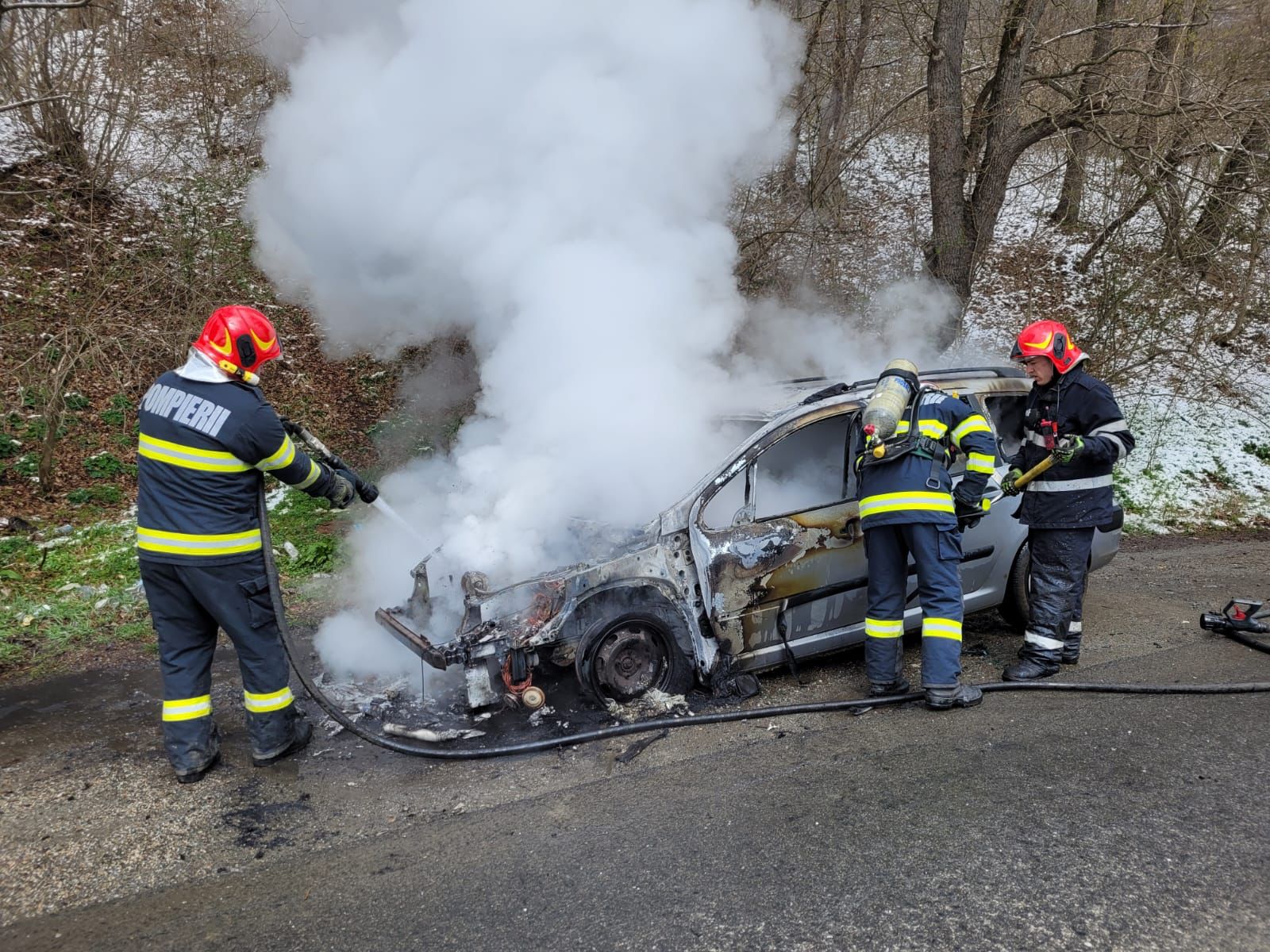 foto: o mașină a luat foc în mers în zona podul olt - pompierii au stins incendiul