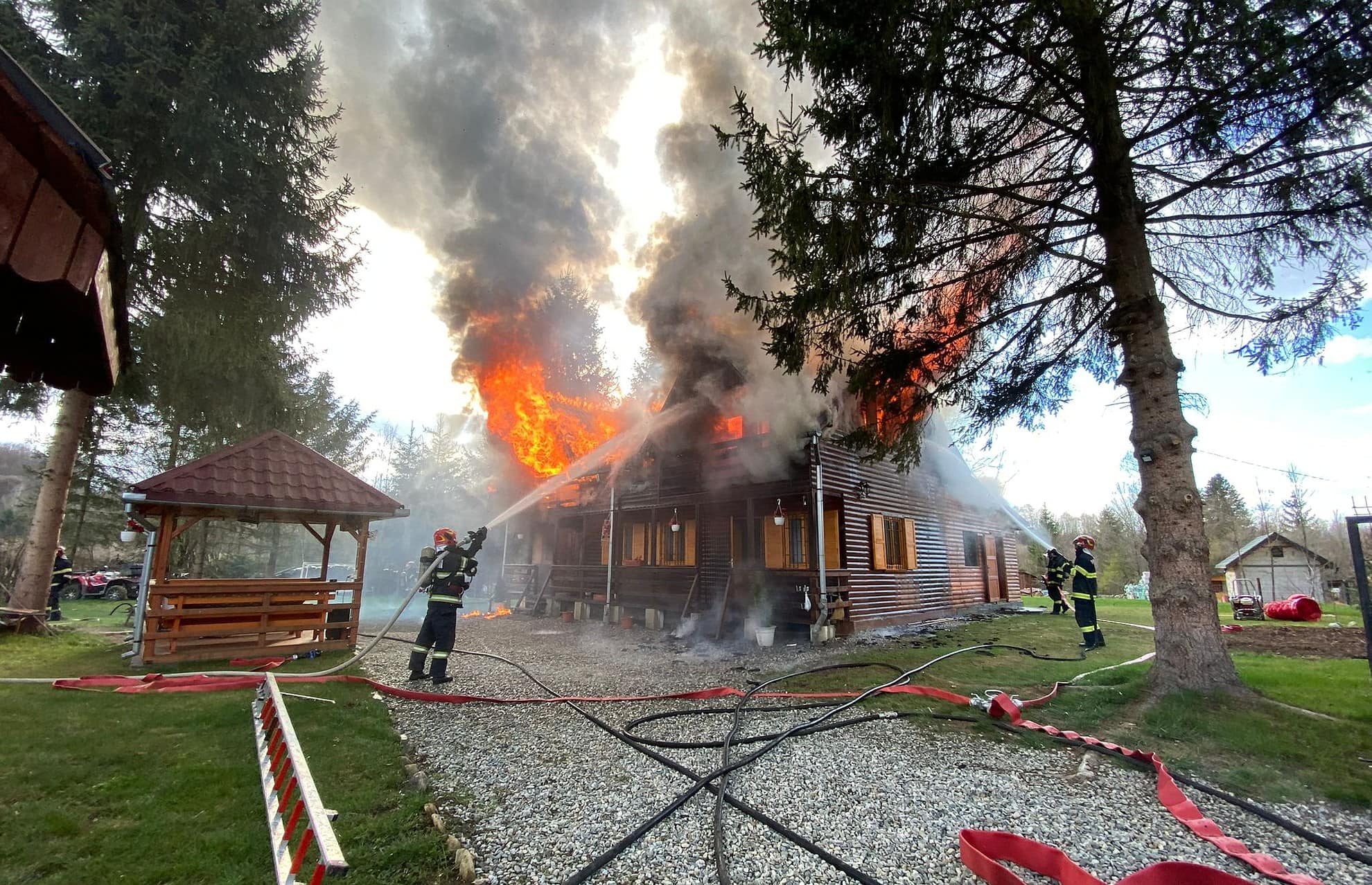 Cabană de pe Valea Avrigului, distrusă de flăcări - Pompierii intervin cu cinci autospeciale