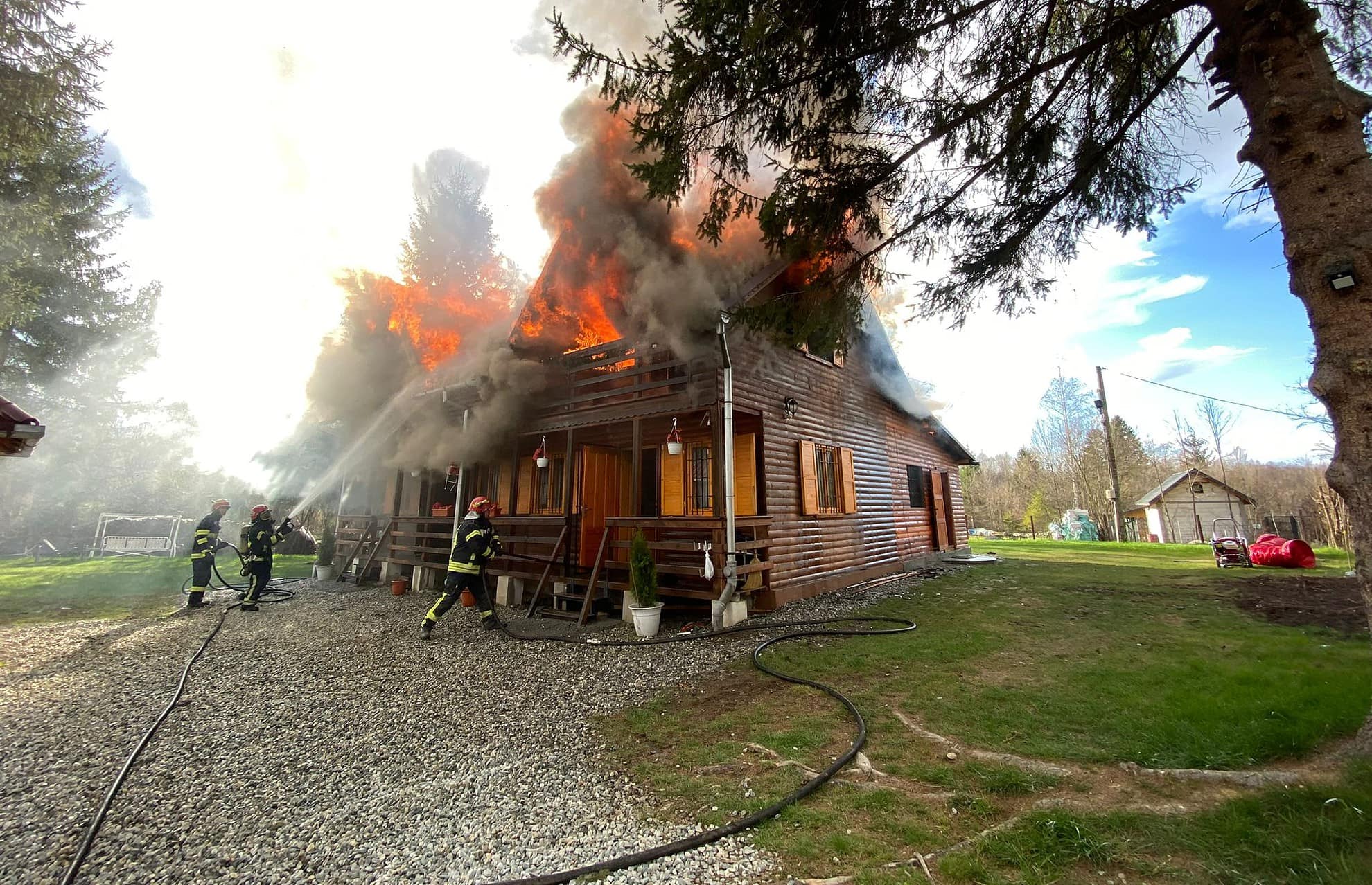 Cabană de pe Valea Avrigului, distrusă de flăcări - Pompierii intervin cu cinci autospeciale