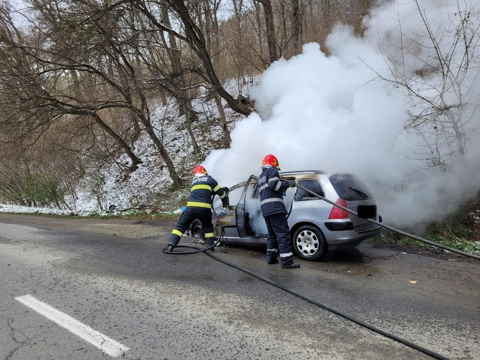 foto: o mașină a luat foc în mers în zona podul olt - pompierii au stins incendiul