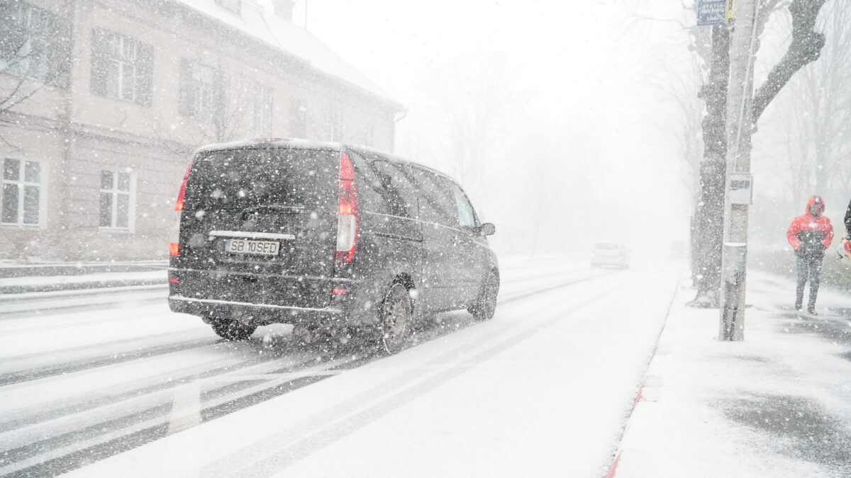 vremea se răceşte şi se întorc ninsorile. în transilvania temperaturile scad până la minus 11 grade