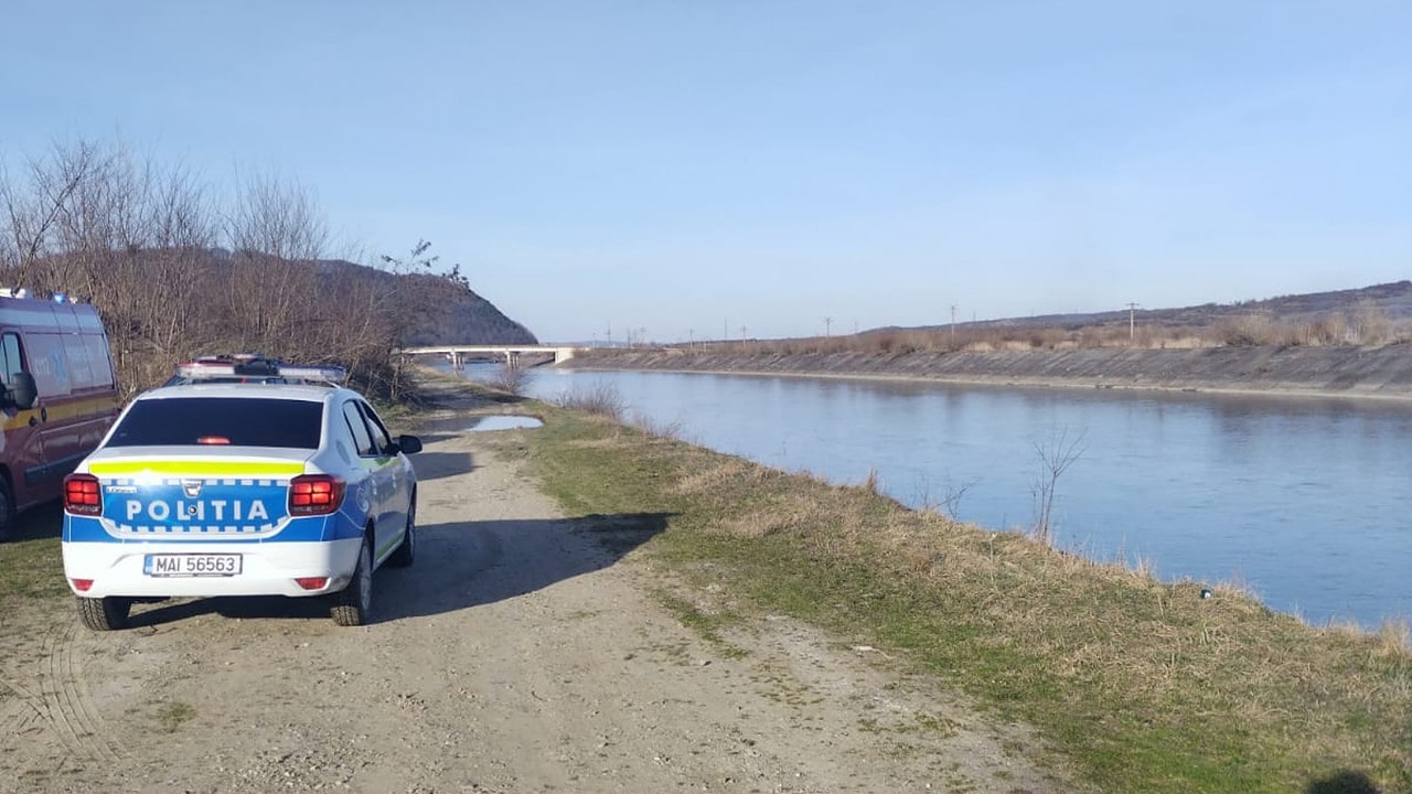 foto: un bărbat s-a aruncat în olt la turnu roșu - a vrut să se sinucidă