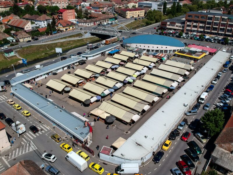 controale în piețele din sibiu. zeci de comercianți amendați pentru mizerie la standuri și vânzarea de produse alterate