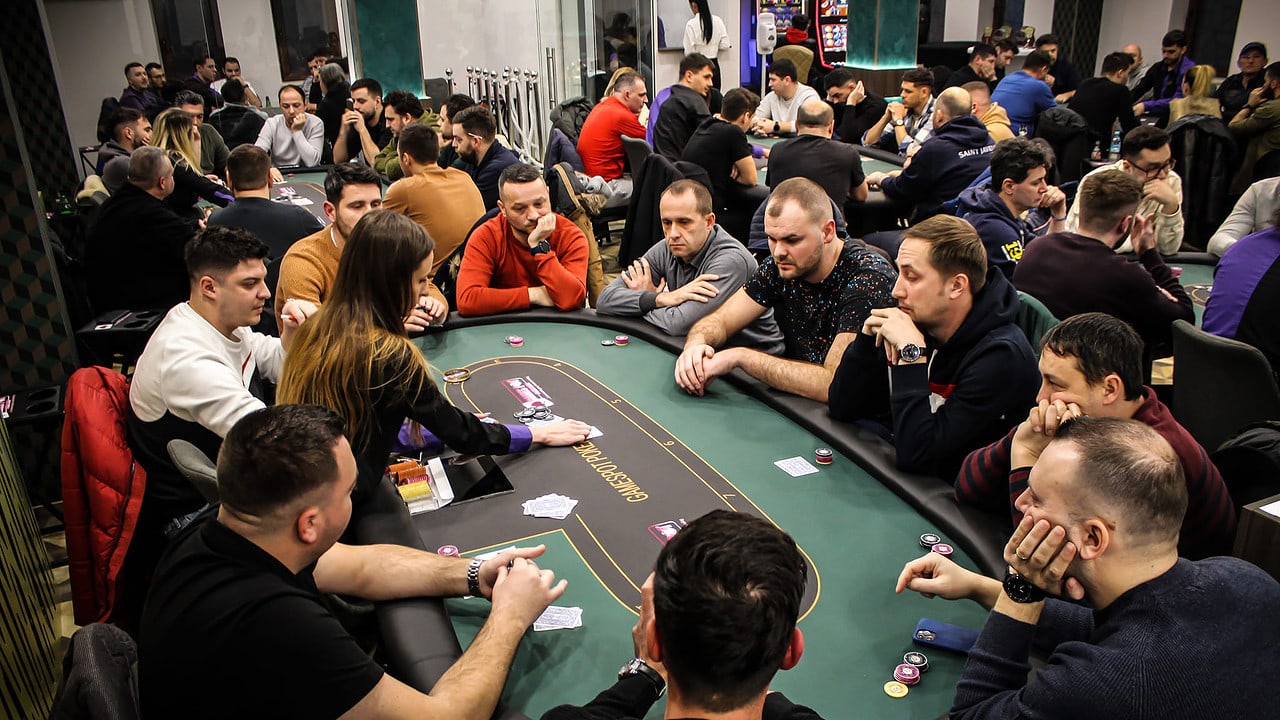 Pokerul, o unealtă de educație - Tinerii din Sibiu pot descoperi tainele sportului minții la Gamespot Poker Club