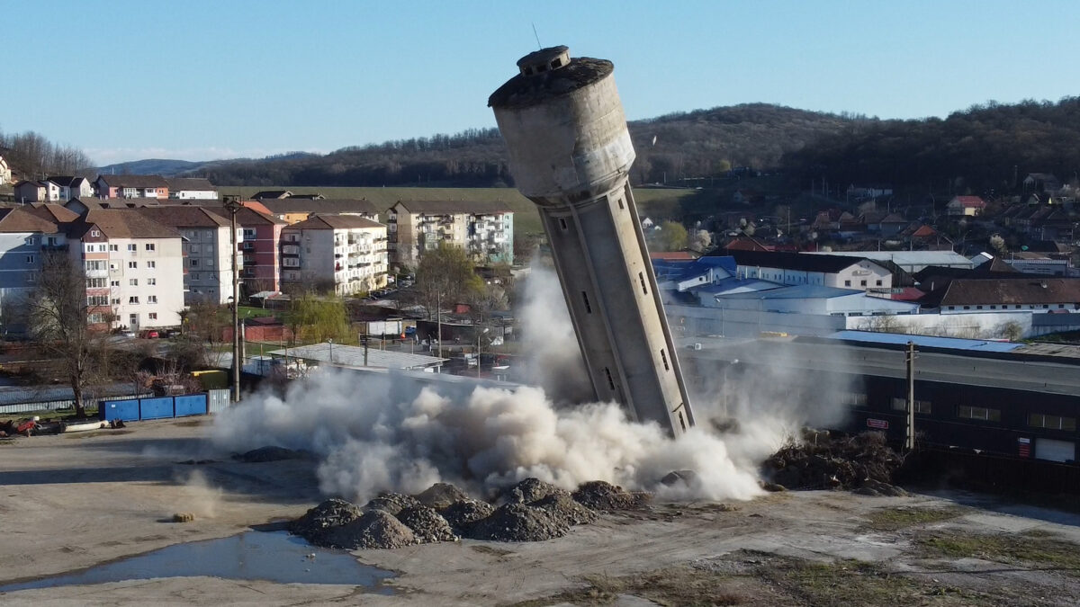 video - imagini spectaculoase de la demolarea unui turn de apă din mediaș - avea 30 de metri înălțime