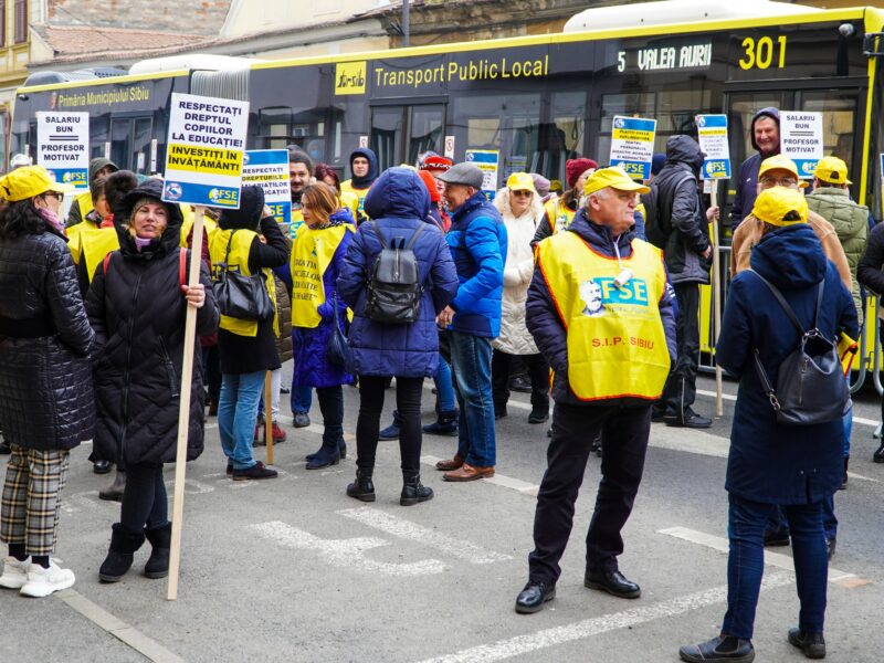 foto video peste 200 de dascăli au protestat în fața prefecturii sibiu - vor salarii mai mari și drepturi pentru îngrijitorii din școli