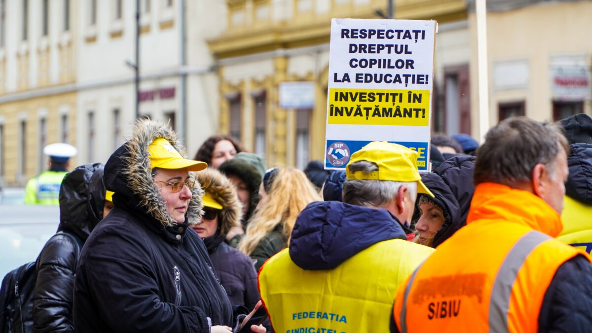 Nou protest al profesorilor în fața Prefecturii Sibiu - Se întâmplă vineri dimineață