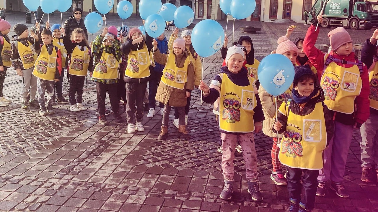 foto elevii din sibiu au aflat de ziua mondială a apei cum se alimentează orașul - cei mici au primit baloane și steaguri