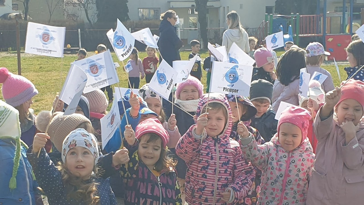 foto elevii din sibiu au aflat de ziua mondială a apei cum se alimentează orașul - cei mici au primit baloane și steaguri