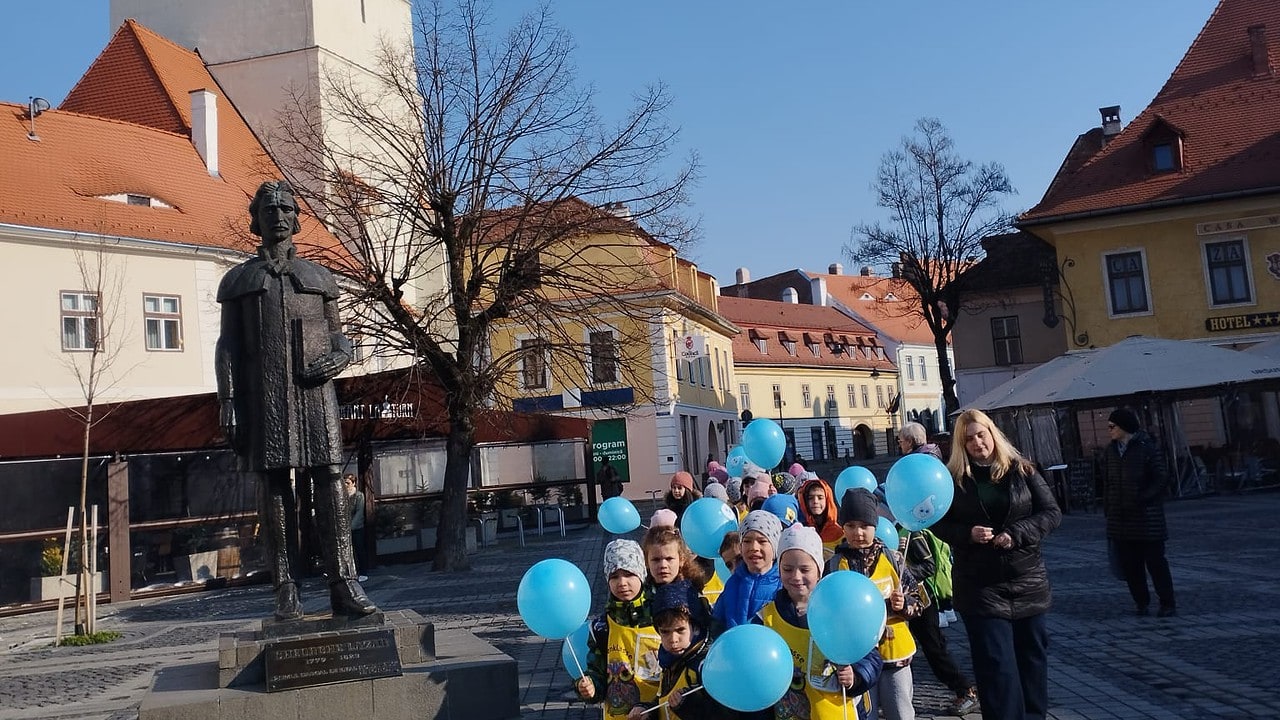 foto elevii din sibiu au aflat de ziua mondială a apei cum se alimentează orașul - cei mici au primit baloane și steaguri