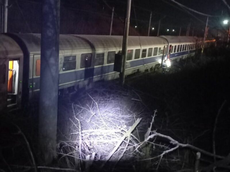 FOTO Tren deraiat în Teleorman - Un alt tren a frânat brusc ca să evite impactul - Patru oameni duși la spital