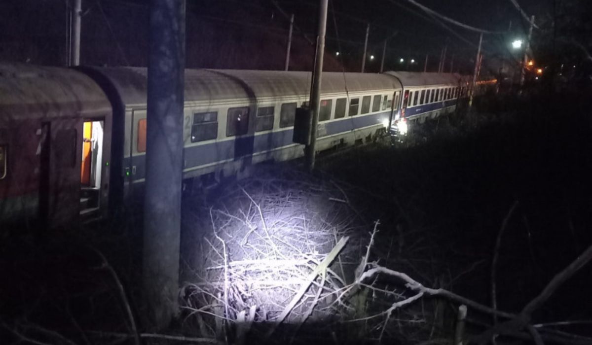 foto tren deraiat în teleorman - un alt tren a frânat brusc ca să evite impactul - patru oameni duși la spital