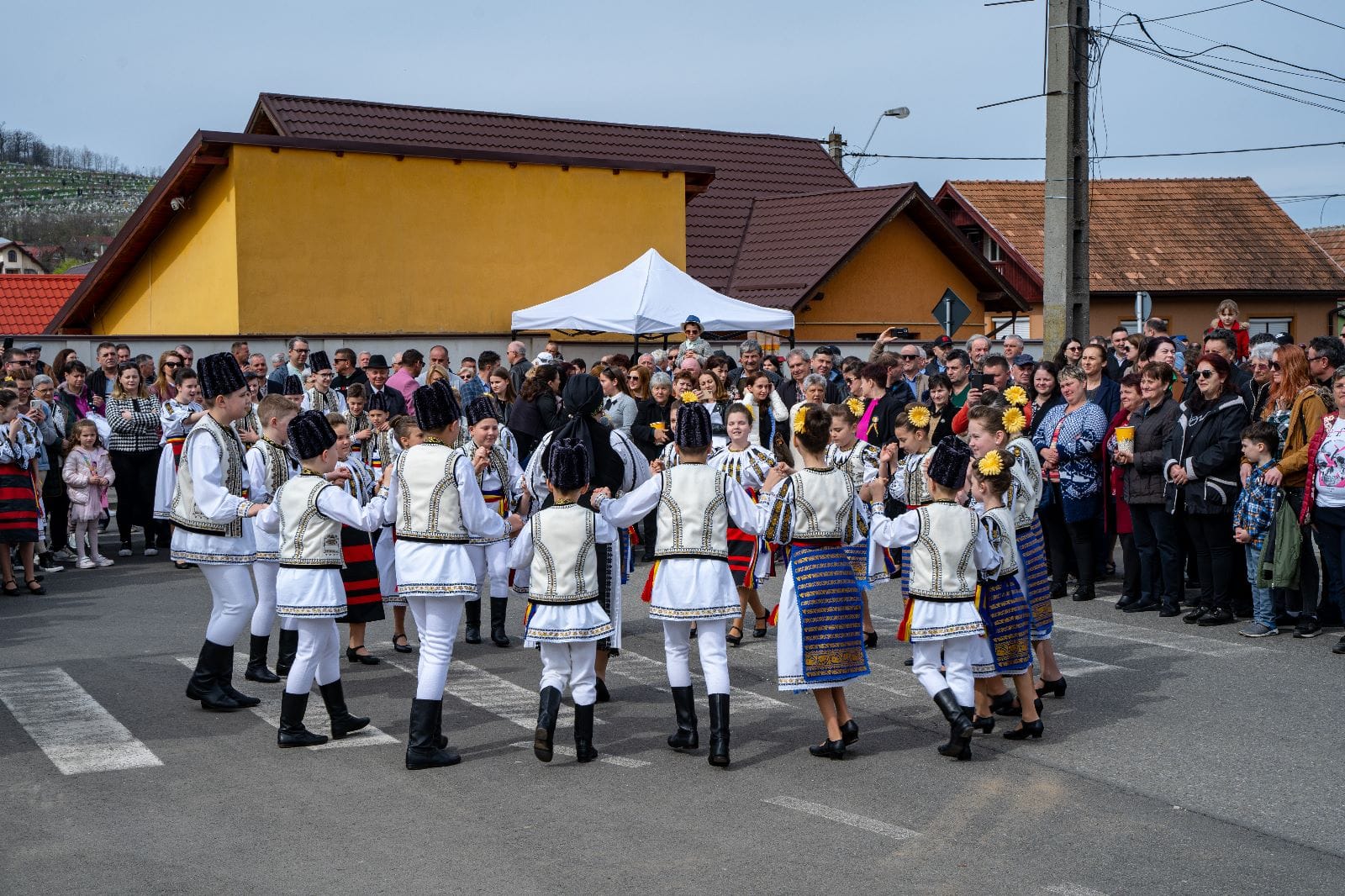 foto sute de medieșeni prezenți în duminca de paște la țuru