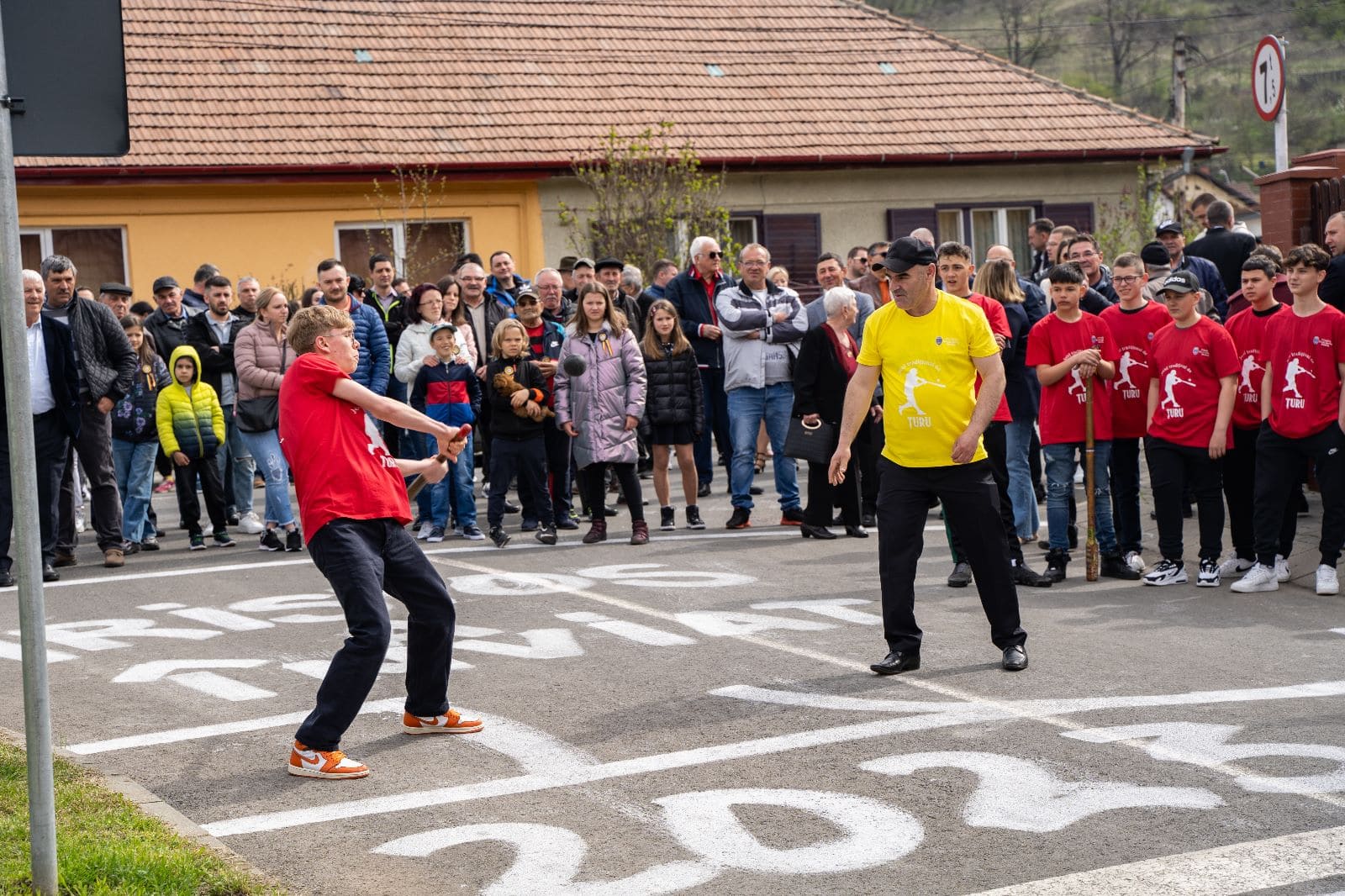 foto sute de medieșeni prezenți în duminca de paște la țuru