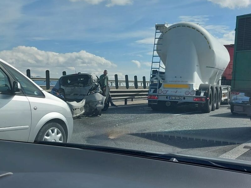 foto accident pe a1 la ieșirea spre șelimbăr - o persoană este rănită