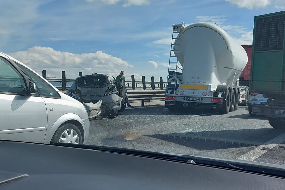 foto accident pe a1 la ieșirea spre șelimbăr - o persoană este rănită