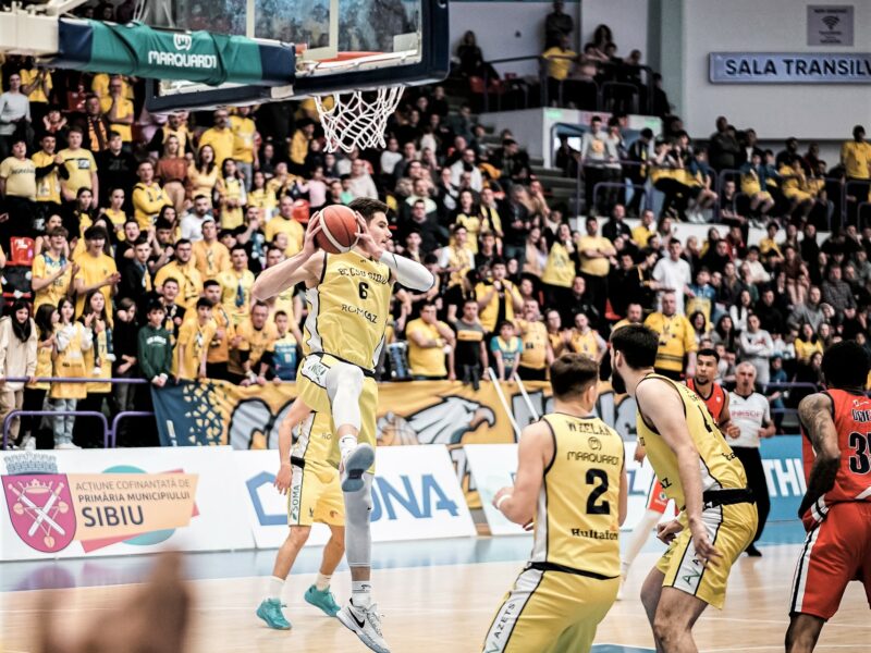 VIDEO CSU Sibiu iese din pasa nefastă - Trupa lui Rinkevicius câștigă cu Dinamo, scor 80-68