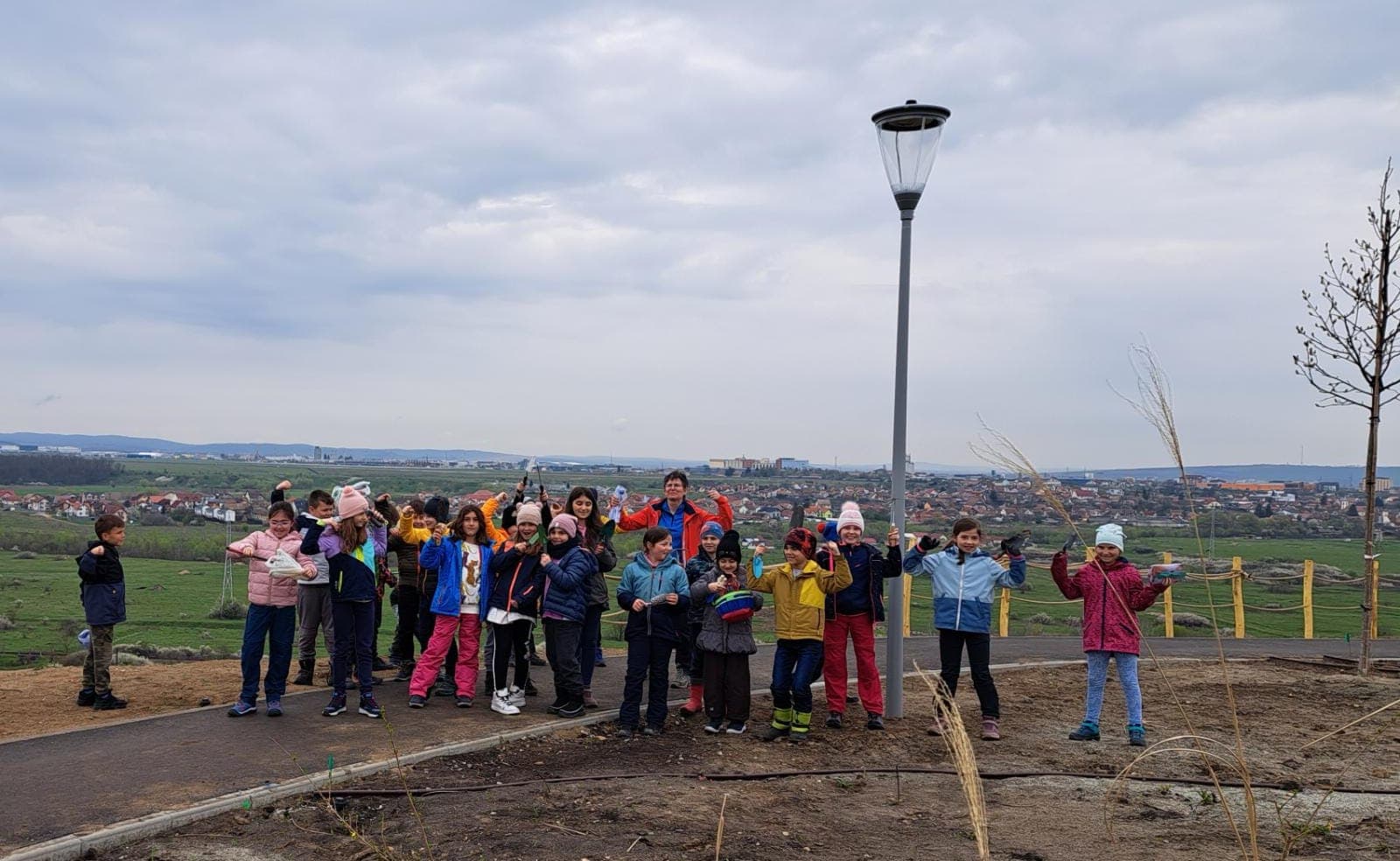 foto - peste 500 de puieți plantați de voluntari pe versantul de lângă cel mai nou parc al sibiului