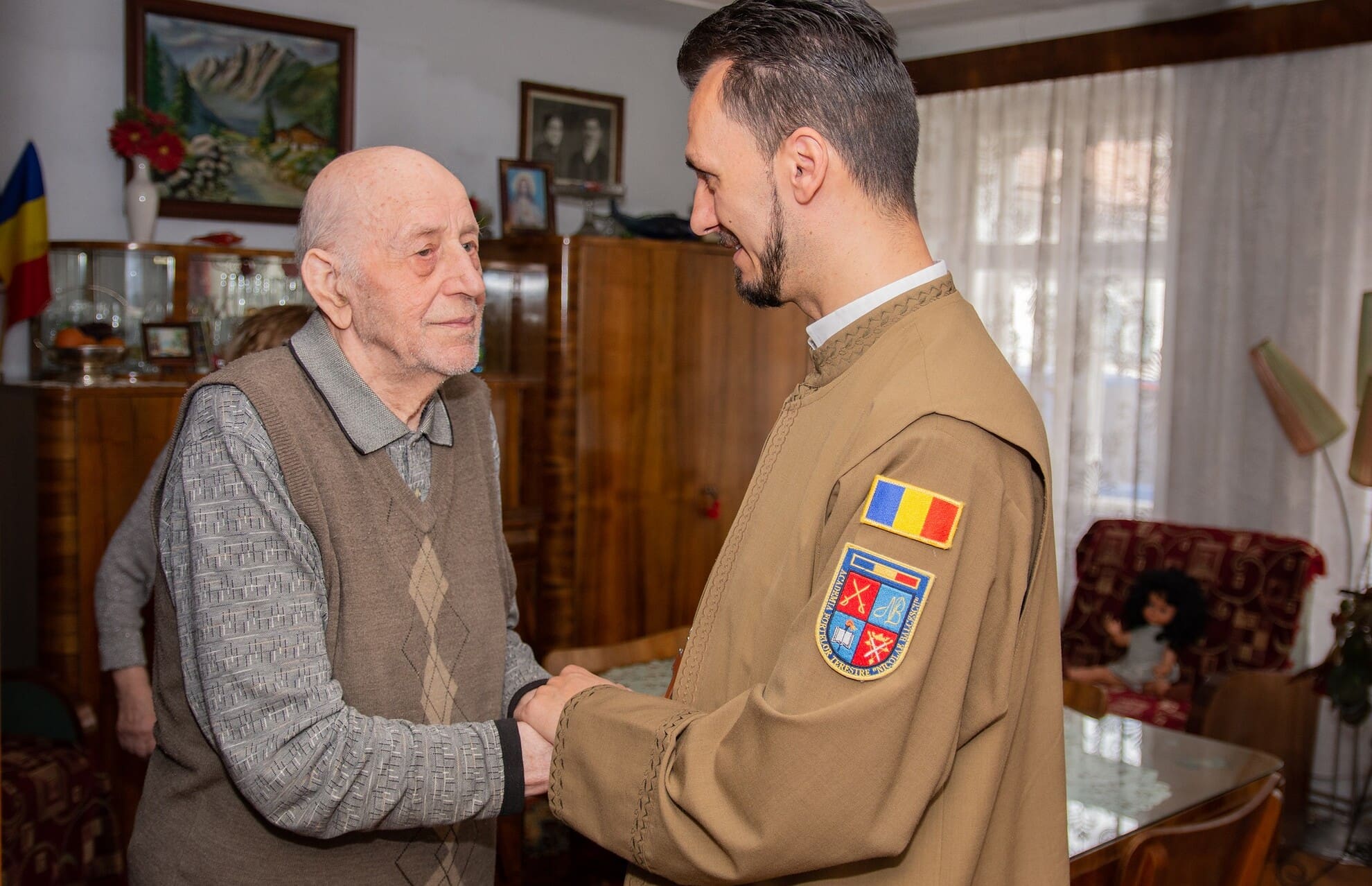 FOTO Emoții și zâmbete - Veteranii de război din Sibiu vizitați de militarii AFT