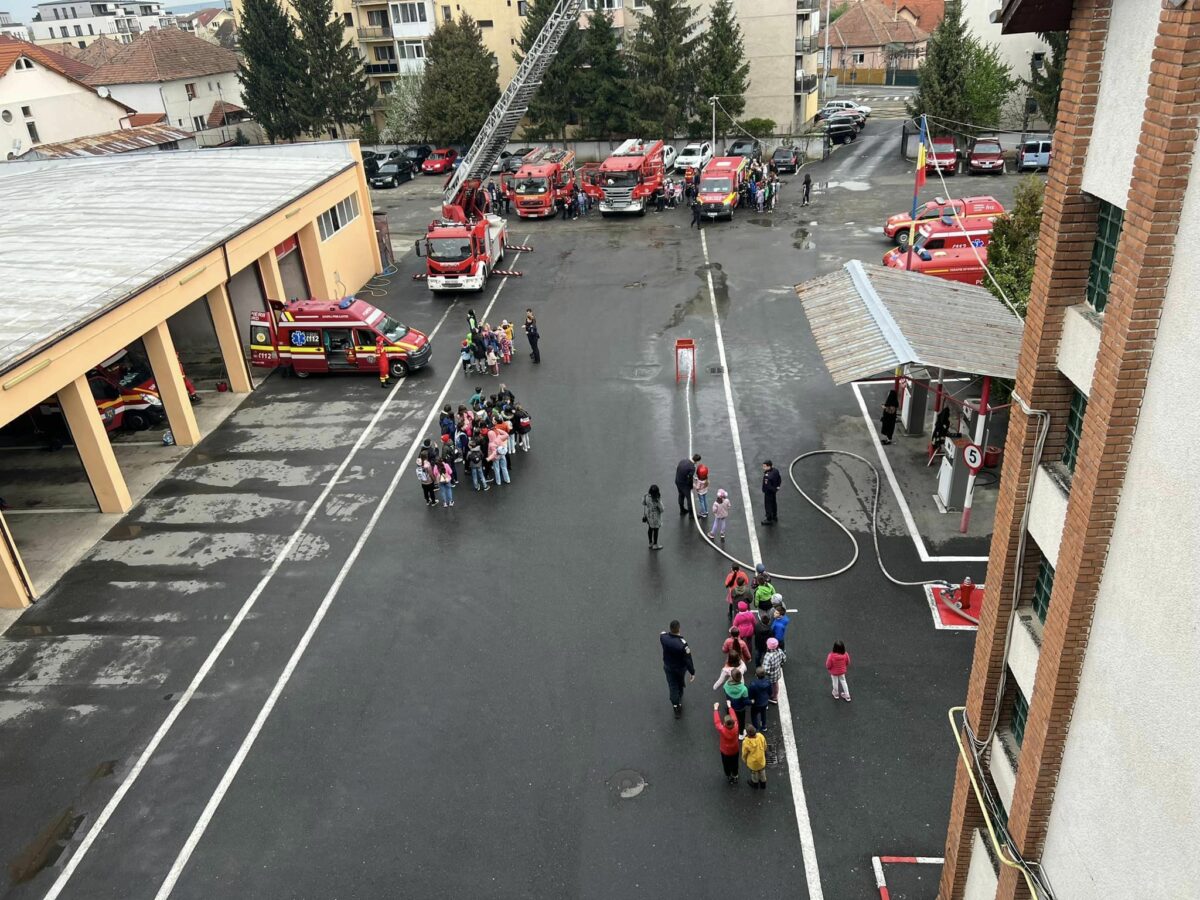 foto zâmbete și energie pozitivă la isu sibiu - mii de copii impresionați de dotările tehnice