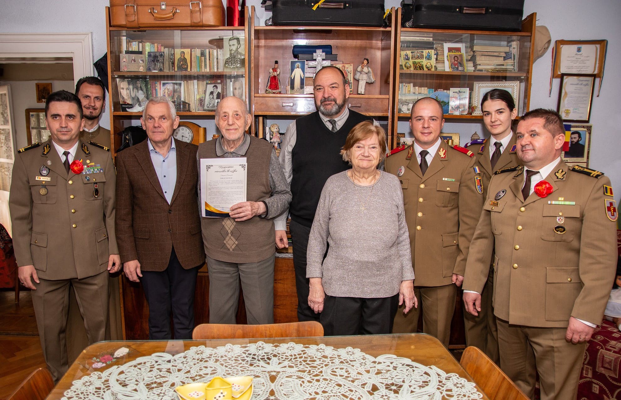 FOTO Emoții și zâmbete - Veteranii de război din Sibiu vizitați de militarii AFT