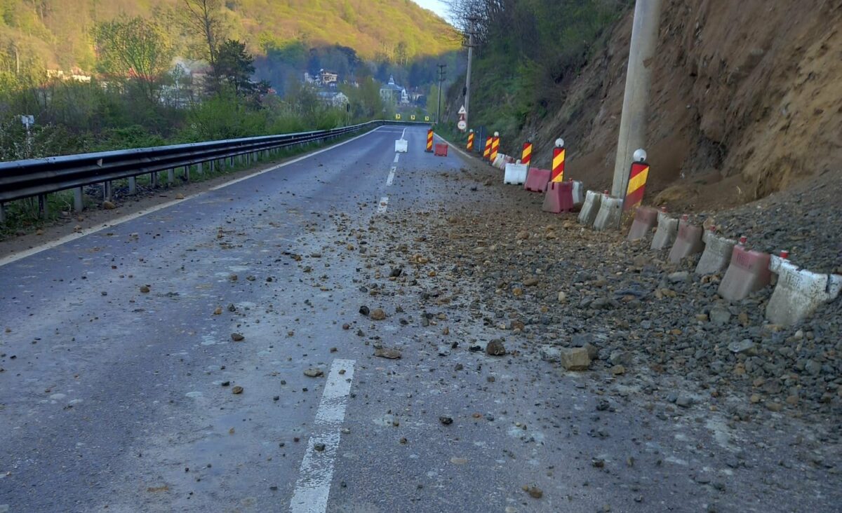 trafic restricționat pe valea oltului la călimănești - se reintroduce semafor în zona alunecărilor de teren