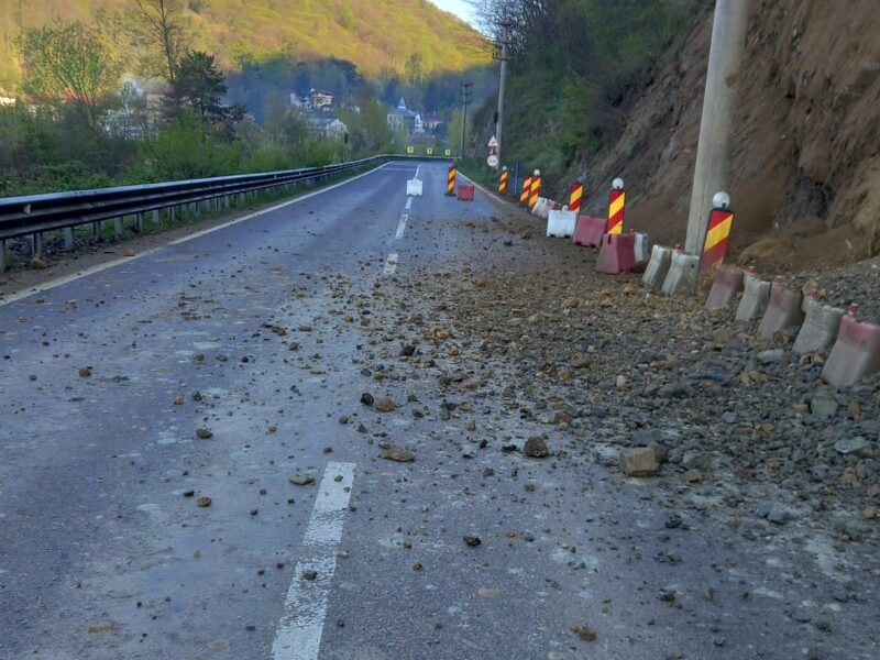 problema pietrelor căzute pe carosabil continuă pe valea oltului - trafic alternativ pe centura călimănești