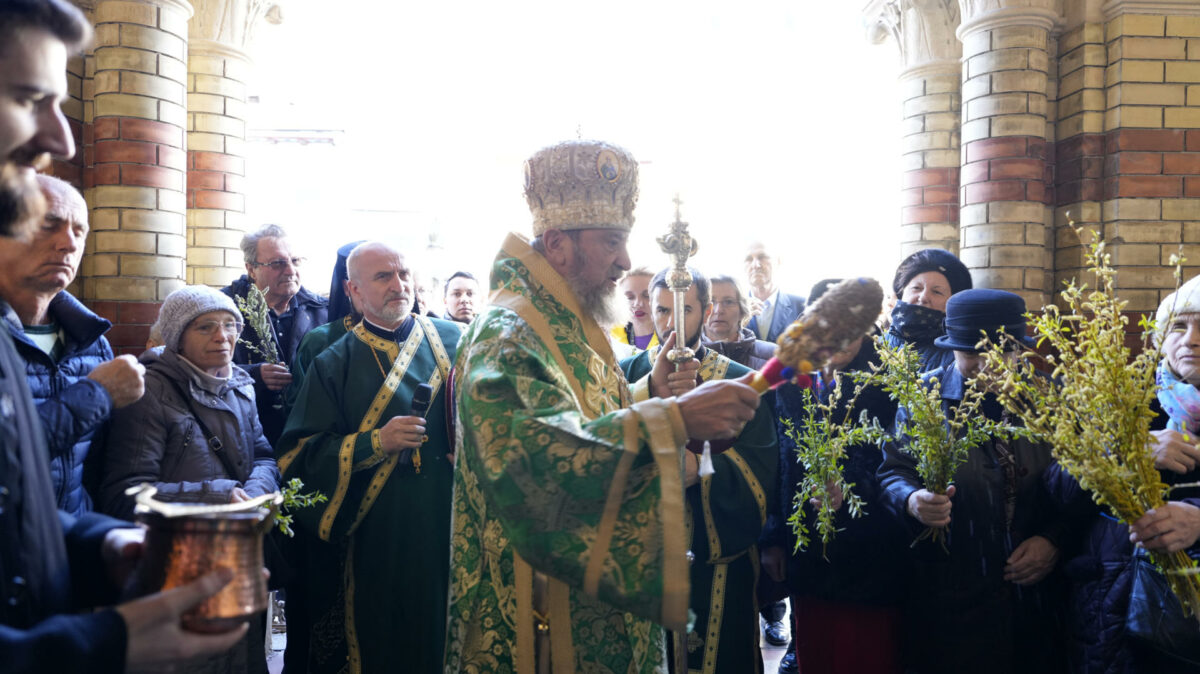 foto sute de credincioși au trecut pragul catedralei mitropolinate din sibiu în duminica floriilor