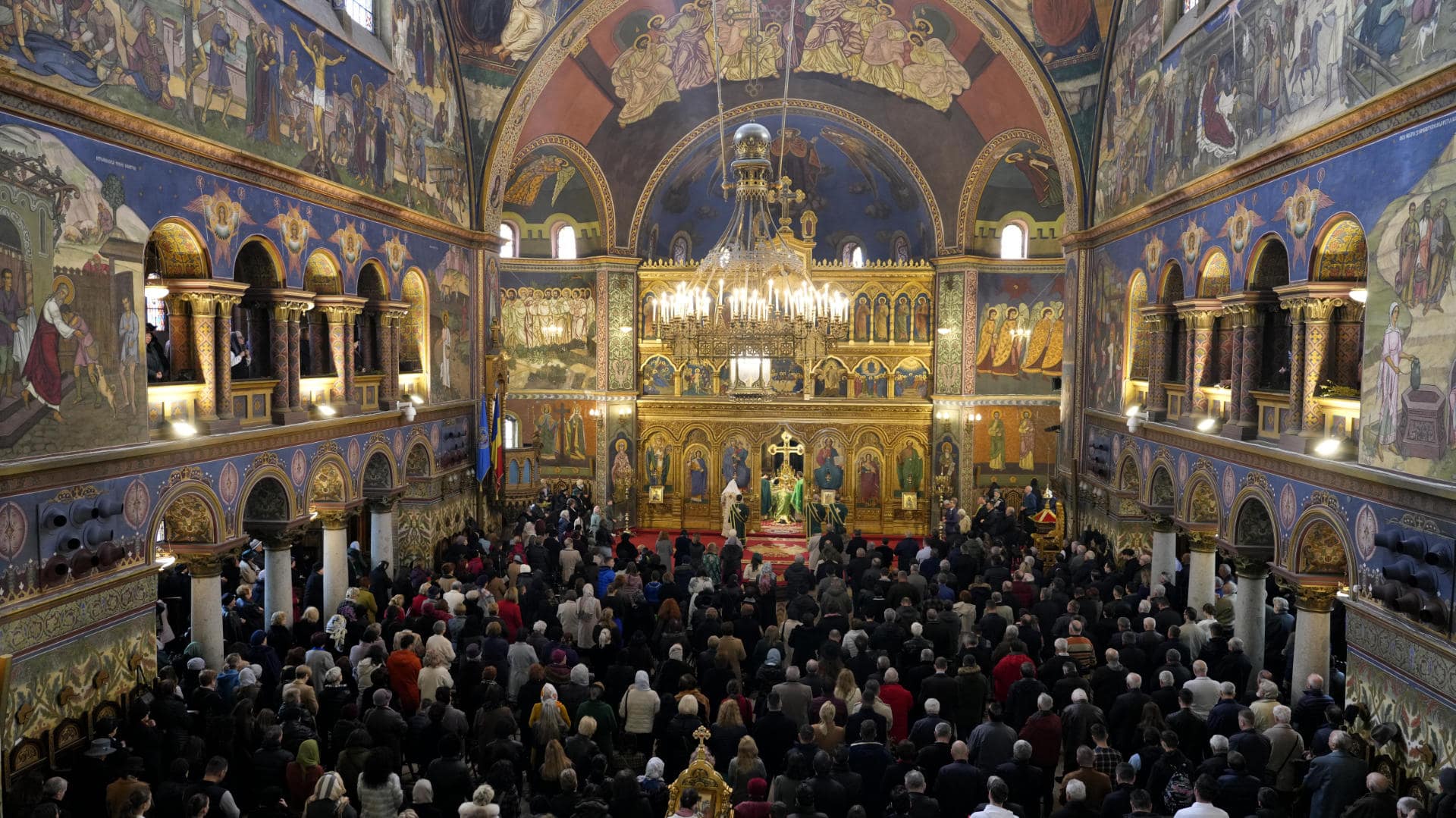 foto sute de credincioși au trecut pragul catedralei mitropolinate din sibiu în duminica floriilor