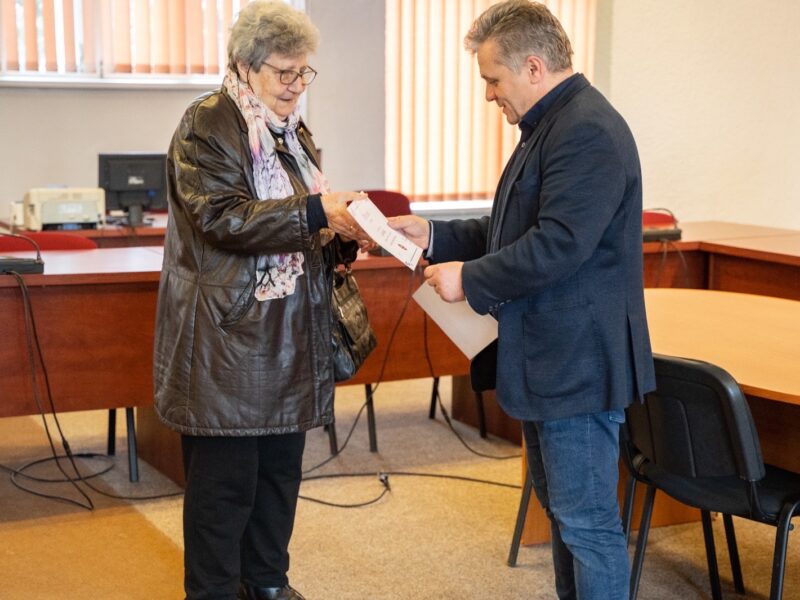 foto persoanele care au împlinit 80 de ani premiate de primăria mediaș