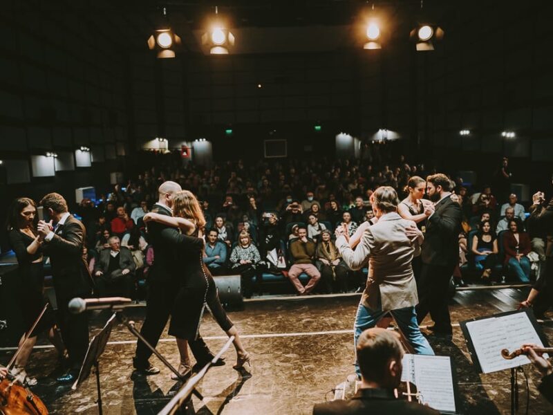 spectacol de tango argentinian pe scena sălii traube din mediaș