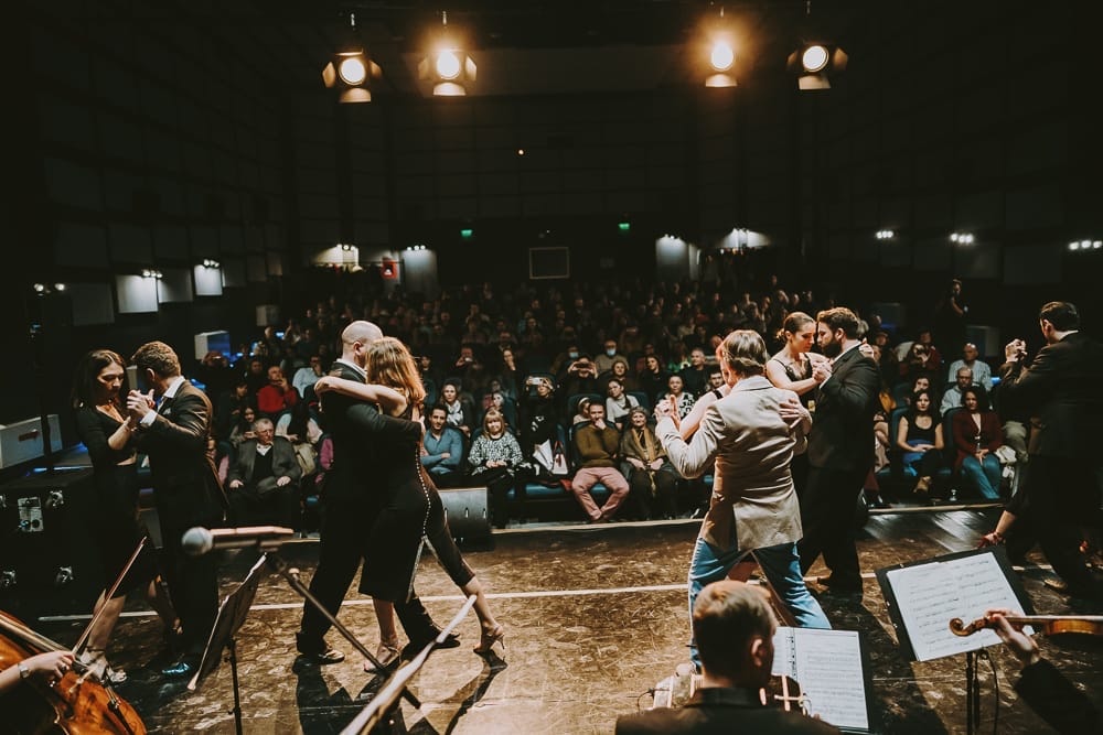 spectacol de tango argentinian pe scena sălii traube din mediaș