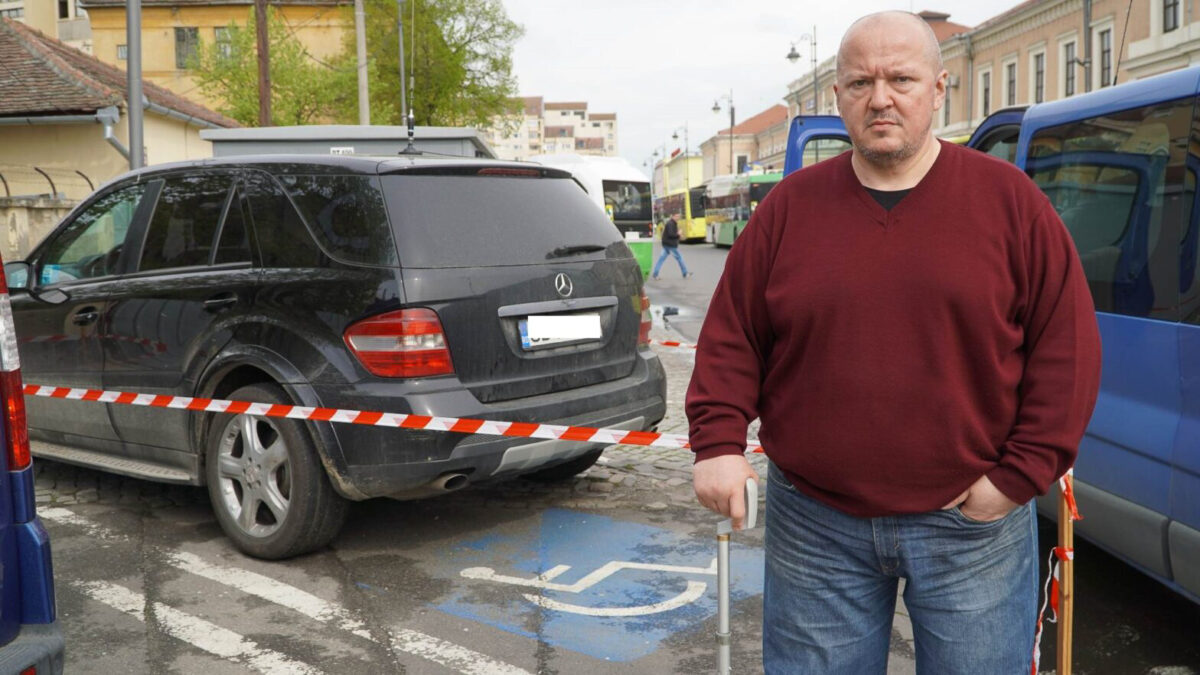 FOTO Protest al unui sibian din Gară din cauza desființării unui loc de parcare pentru persoanele cu dizabilități - “Este bătaie de joc!”