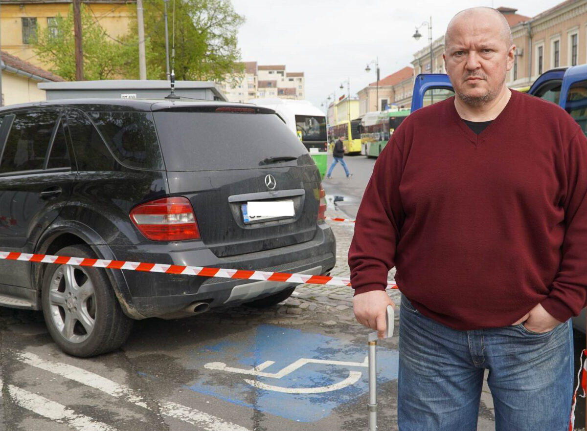 FOTO Protest al unui sibian din Gară din cauza desființării unui loc de parcare pentru persoanele cu dizabilități - “Este bătaie de joc!”