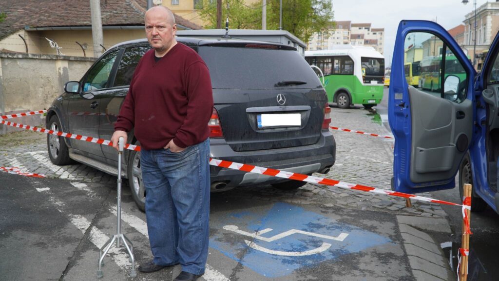 FOTO Protest al unui sibian din Gară din cauza desființării unui loc de parcare pentru persoanele cu dizabilități - “Este bătaie de joc!”