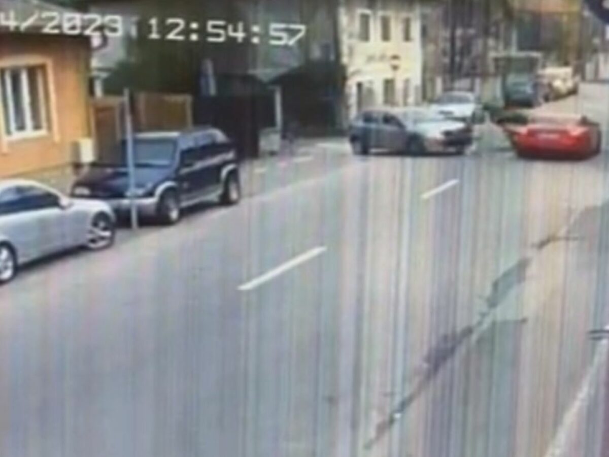 accidentul de pe strada lupeni filmat de o cameră de supraveghere - motociclistul a fost lovit în plin